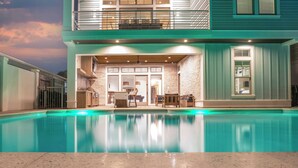 A modern two-story house with a swimming pool, outdoor seating, and a covered patio area. - Monarch by Avantstay Stunning Estate 1 Block to Beach, Swim Up Bar, Hot Tub, & Rooftop Views (Destin)