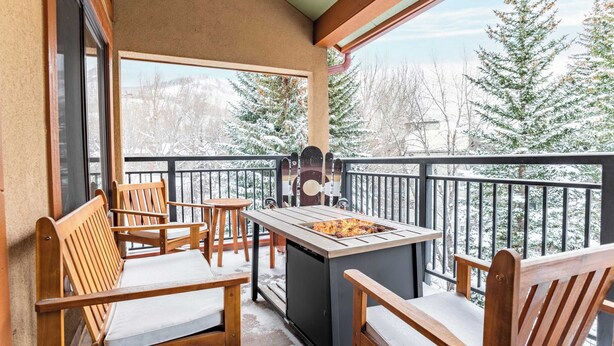 A balcony with wooden chairs and a barbecue grill. - Cloud 9 by Avantstay Located at the Base of Vail Ski Resort w/ Community Pool & Hot Tub (Vail)