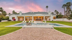 A modern house with a swimming pool, outdoor seating, and a well-maintained lawn. - Sunridge by Avantstay Glorious Scottsdale Estate w/ Pool, Hot Tub, Ping Pong & Pool Table! (Scottsdale)