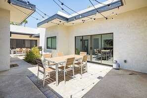 Outdoor dining - Luna & Stellar by Avantstay Modern Artist's Loft Buyout w/ 10 Brs, Patio & Billiards (Scottsdale)