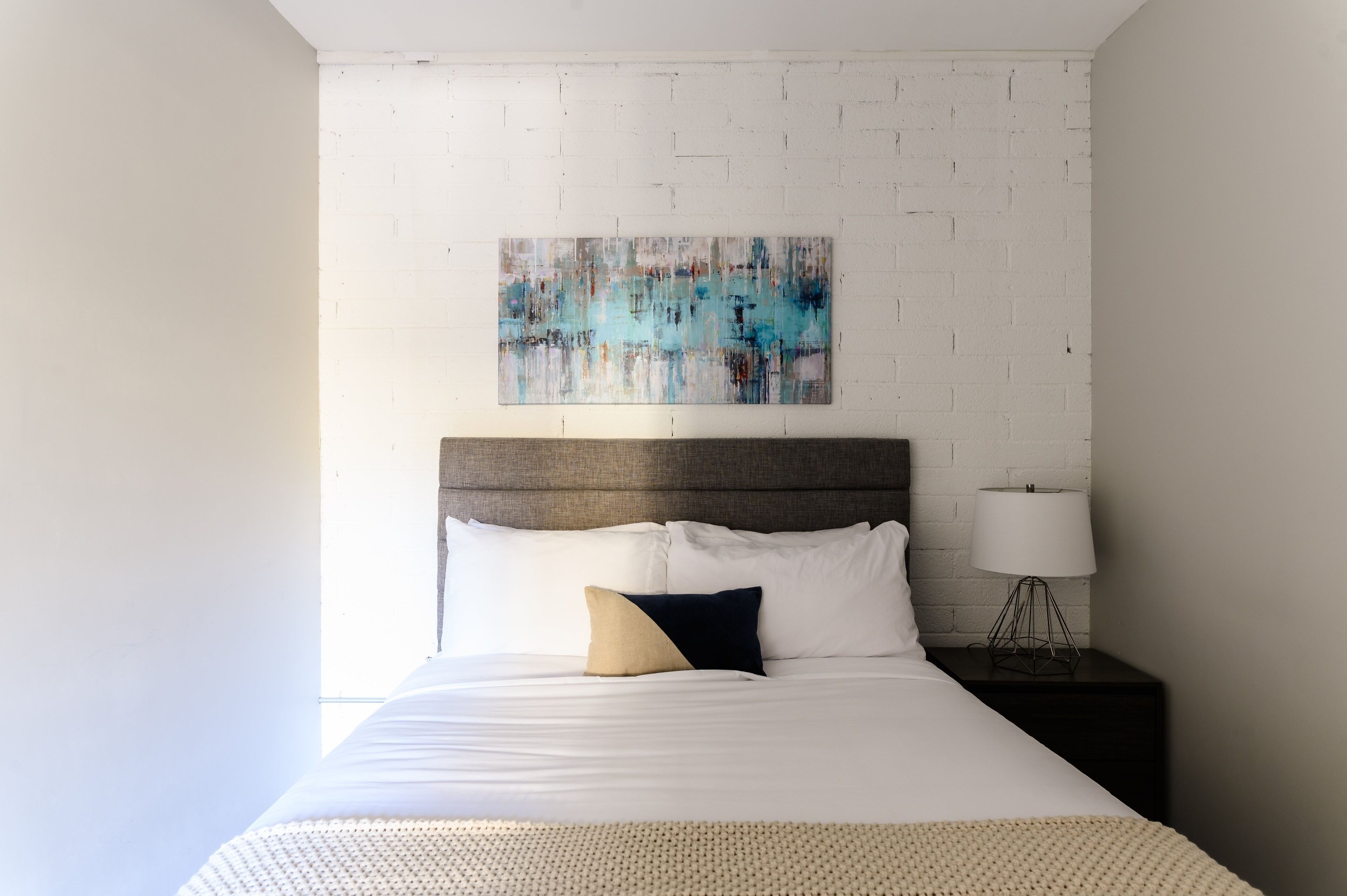 Stellar By Avantstay Modern Artist's Loft in Old Town w/ Patio