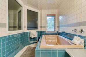 A bathroom with a large bathtub, a window with blinds, and a towel rack. - Etta Place Too 107 by Avantstay Close to Town & The Slopes! In Complex w/ Communal Pool & Hot Tub (Telluride)