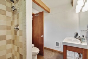Combined shower/tub, free toiletries, towels, soap