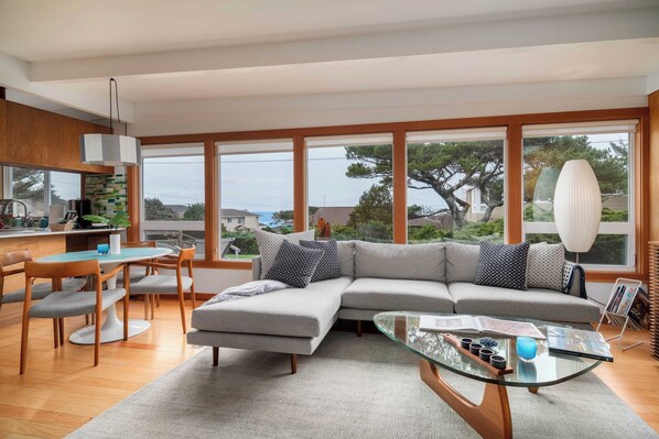 55-inch TV with cable channels, fireplace, foosball - Modern Love by Avantstay Serene Home in Arch Cape w/ Large Yard in Great Location (Arch Cape)