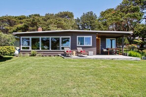 Terrace/patio - Modern Love by Avantstay Serene Home in Arch Cape w/ Large Yard in Great Location (Arch Cape)