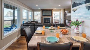 Interior - Blue Starfish by Avantstay Ocean Views & Direct Cannon Beach Access (Cannon Beach)