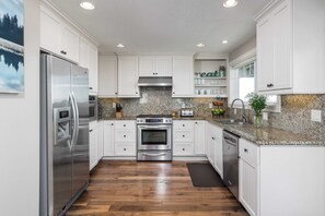 House (2 Bedrooms) | Interior - Blue Starfish by Avantstay Ocean Views & Direct Cannon Beach Access (Cannon Beach)