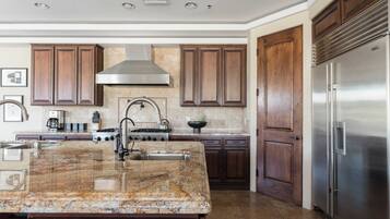 House (6 Bedrooms) | Interior