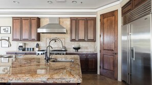 Rumah (6 Bedrooms) | Interior