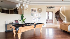 House (6 Bedrooms) | Interior