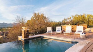 House (6 Bedrooms) | Interior