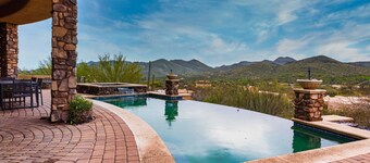 Sunbeam by Avantstay Elegant, Private Desert Home w/ Infinity Pool, Spa & View