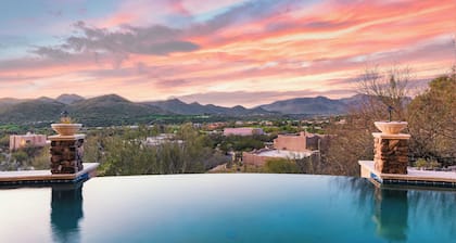 Sunbeam by Avantstay Elegant, Private Desert Home w/ Infinity Pool, Spa & View