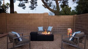 An outdoor seating area with a fire pit, two sofas, and two armchairs. - West Ridge by Avantstay Pool, Fire Pit, Al Fresco Dining 7 Mins to Downtown (Scottsdale)