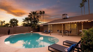 Outdoor pool - West Ridge by Avantstay Pool, Fire Pit, Al Fresco Dining 7 Mins to Downtown (Scottsdale)