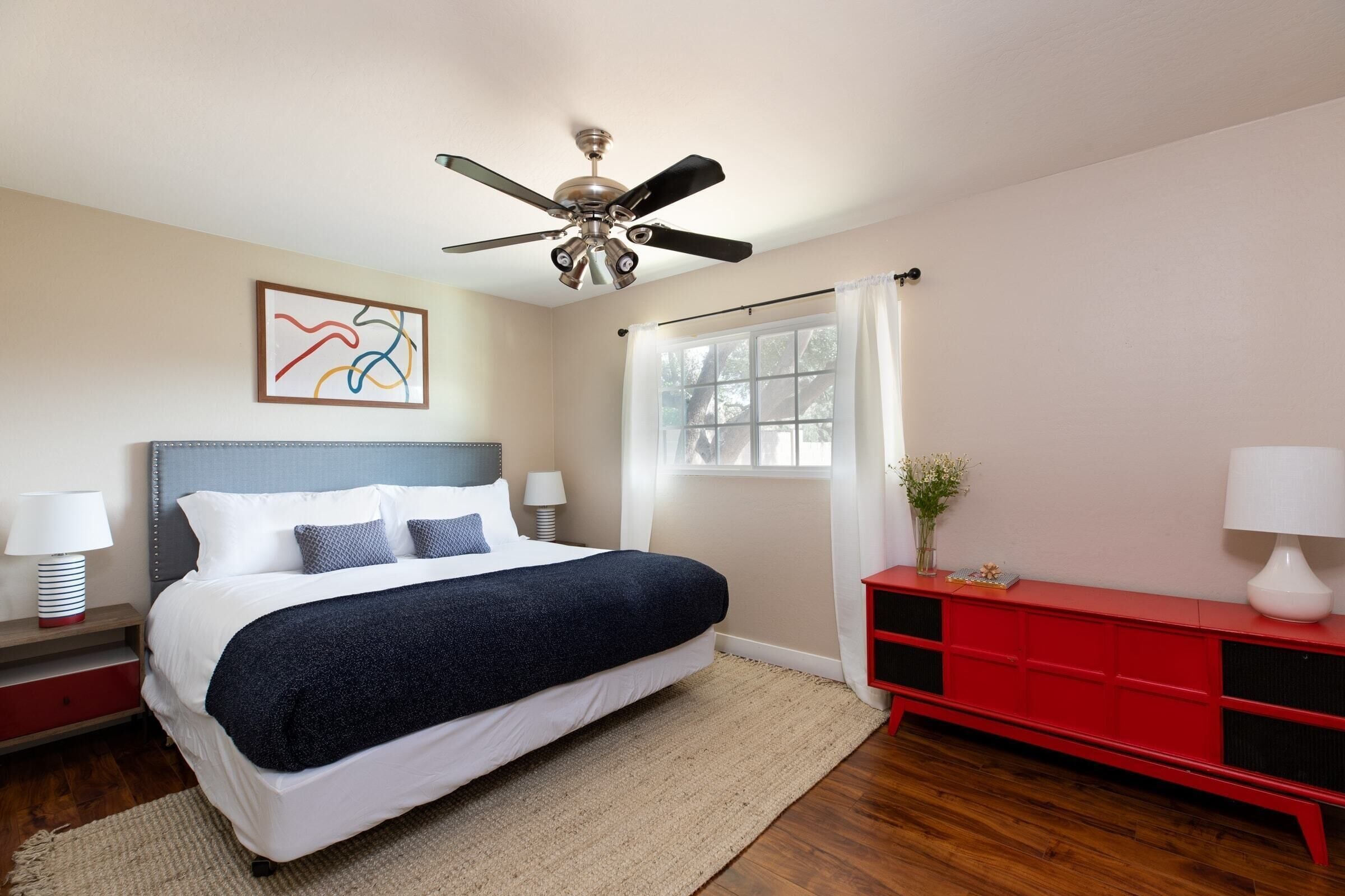 4 habitaciones, tabla de planchar con plancha y ropa de cama 