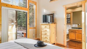 Interior - Cherrywood Gorgeous Cottage Surrounded by Pine Trees w/ Hot Tub (Truckee)