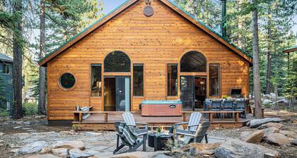 Cherrywood Gorgeous Cottage Surrounded by Pine Trees w/ Hot Tub