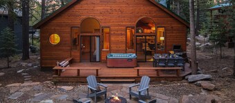 Cherrywood Gorgeous Cottage Surrounded by Pine Trees w/ Hot Tub