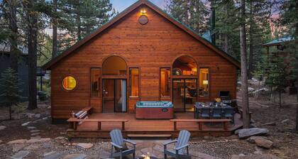 Cherrywood Gorgeous Cottage Surrounded by Pine Trees w/ Hot Tub