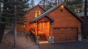 Interior - Cherrywood Gorgeous Cottage Surrounded by Pine Trees w/ Hot Tub (Truckee)