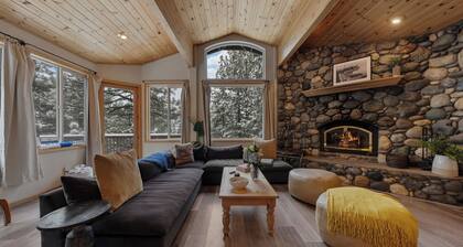 Sparrow by Avantstay Modern Mountain Retreat w/ Hot Tub, Pool Table & Games!