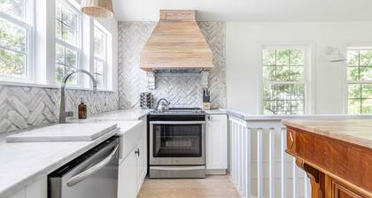 Cast Away by Avantstay Stunning Modern Home Near Beach w/ Two Kitchens