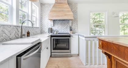 Cast Away by Avantstay Stunning Modern Home Near Beach w/ Two Kitchens