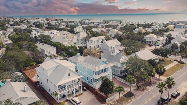 A coastal residential area with houses, some with balconies, and a view of the ocean. - Blue Jay By Avantstay Spectacular Destin Oasis w/ Pool Walking Distance to Beach (Destin)