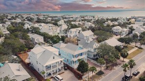 A coastal residential area with houses, some with balconies, and a view of the ocean. - Blue Jay By Avantstay Spectacular Destin Oasis w/ Pool Walking Distance to Beach (Destin)