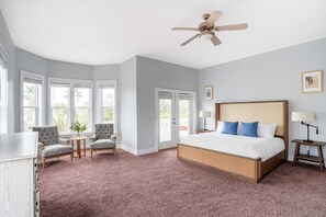 6 Schlafzimmer, Schreibtisch, Bügeleisen/Bügelbrett