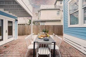 Outdoor dining - Blue Jay By Avantstay Spectacular Destin Oasis w/ Pool Walking Distance to Beach (Destin)