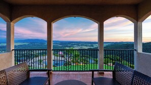 Villa (6 Bedrooms) | Interior - Colina by Avantstay Secluded Mountain Top Oasis w/ Pool, Hot Tub & Putting Green! (Murrieta)