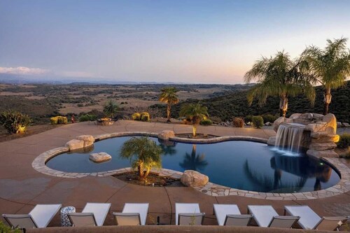 Colina by Avantstay Secluded Mountain Top Oasis w/ Pool, Hot Tub & Putting Green!