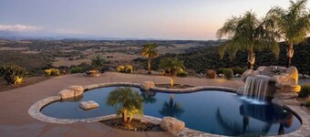 Colina by Avantstay Secluded Mountain Top Oasis w/ Pool, Hot Tub & Putting Green!