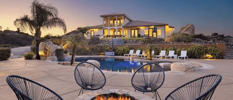 Villa (6 Bedrooms) | Front of property