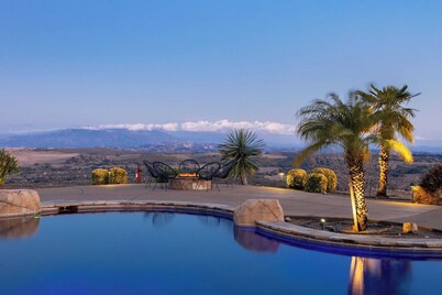 Colina by Avantstay Secluded Mountain Top Oasis w/ Pool, Hot Tub & Putting Green!