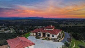 Villa (6 Bedrooms) | Interior - Colina by Avantstay Secluded Mountain Top Oasis w/ Pool, Hot Tub & Putting Green! (Murrieta)