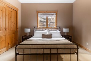 5 bedrooms, desk, iron/ironing board, free cribs/infant beds - Highline by Avantstay Breathtaking Mountain Home w/ Hot Tub & Views (Vail)