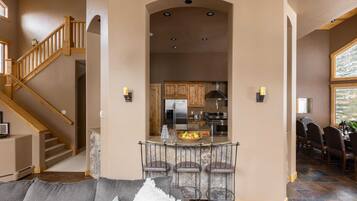 تلفزيون بحجم 55-بوصة يعرض قنوات تلفزيونية رقمية، مدفأة، خدمات بث