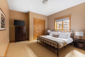 5 Schlafzimmer, Schreibtisch, Bügeleisen/Bügelbrett