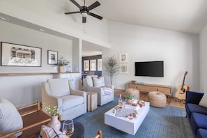 Interior - Jasmine by Avantstay Entertainers Paradise w/ Hot Tub, Pool Table & Large Patio (Santa Rosa)