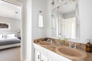 Baignoire, articles de toilette gratuits, serviettes fournies, savon