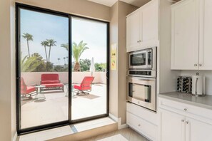 House (6 Bedrooms) | Interior