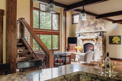 Peak 8 by Avantstay Spacious Modern Cabin w/ Hot Tub & Views