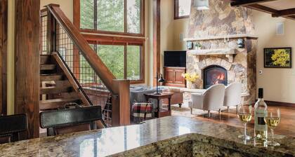 Peak 8 by Avantstay Spacious Modern Cabin w/ Hot Tub & Views