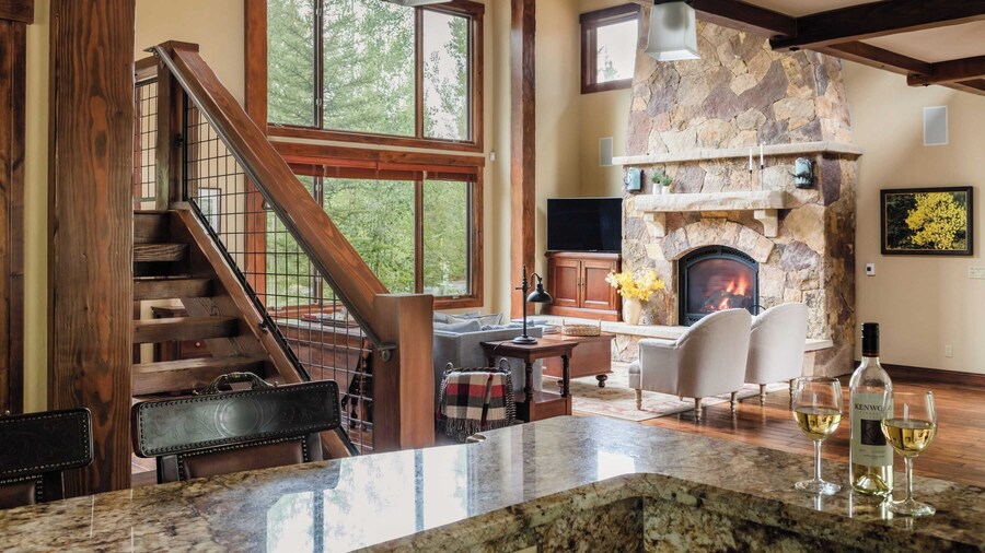 Peak 8 by Avantstay Spacious Modern Cabin w/ Hot Tub & Views