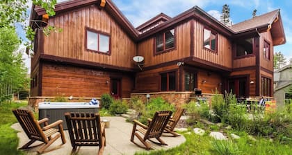 Peak 8 by Avantstay Spacious Modern Cabin w/ Hot Tub & Views
