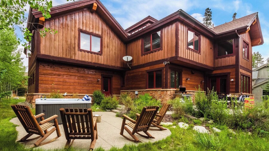Peak 8 by Avantstay Spacious Modern Cabin w/ Hot Tub & Views