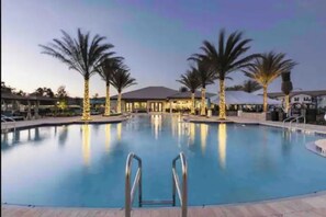 Piscina a l'aire lliure i piscina climatitzada 